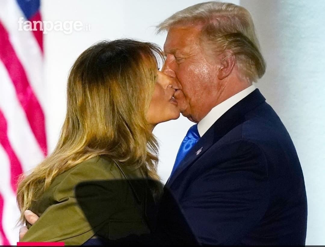 La moglie di trump che già si stava sforzando a baciarlo in guancia: Trump che vuole far apparire la coppia in armonia:  
