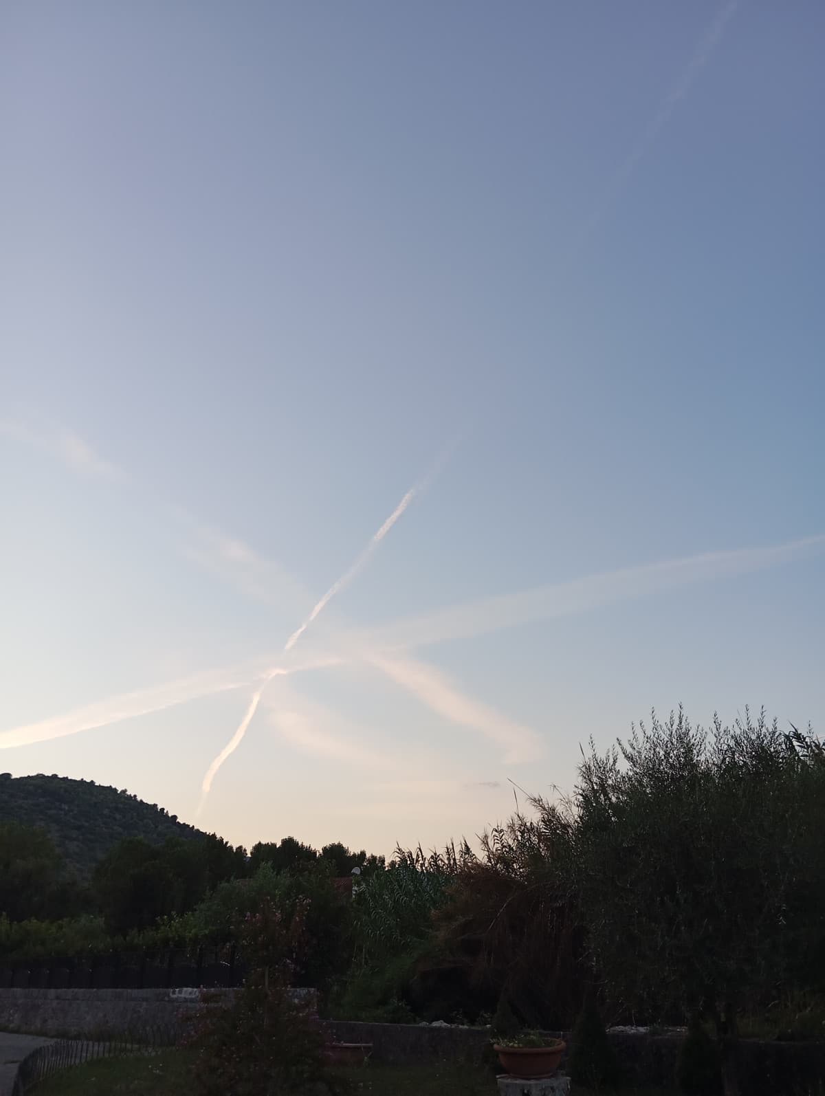 cielo anarchico oggi al tramonto 