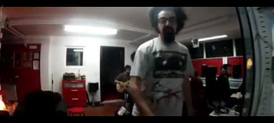 Beccatevi sto video di Caparezza che balla