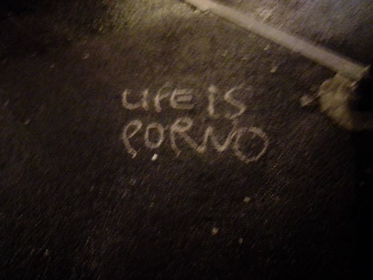 Ho trovato questo graffito a Bratislava. Beh, che dire... poesia 