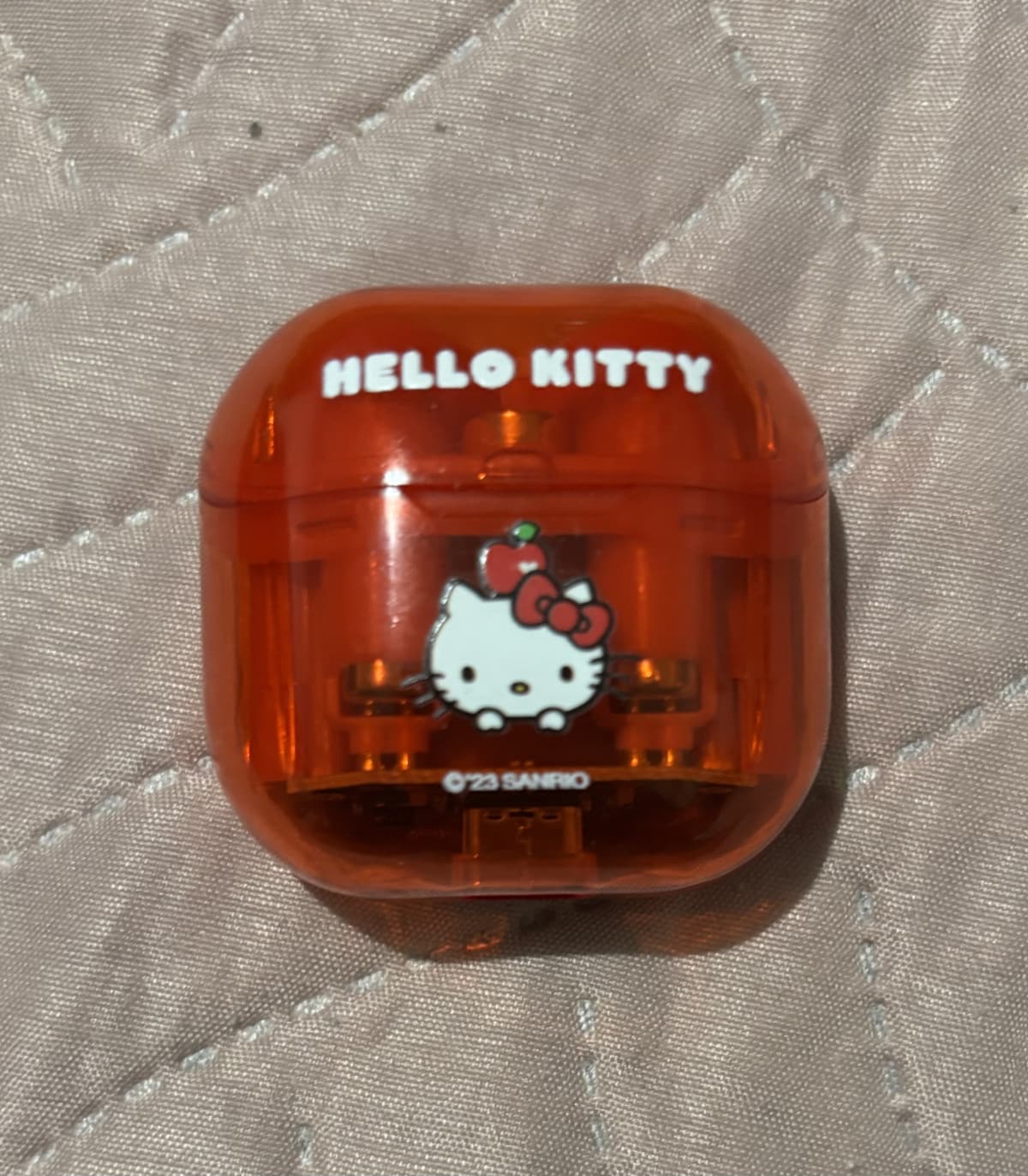 Dimenticando tutti i miei problemi ascoltando la musica con le mie cuffie di Hello kitty come i veri Chad 😔