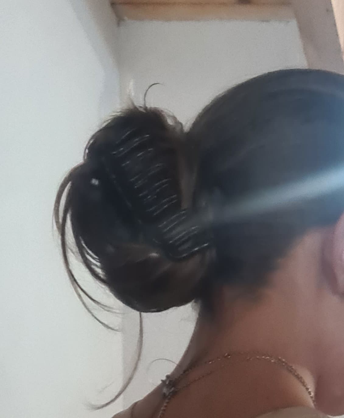 alcune ragazze escono con il molletto nei capelli e stanno benissimo, io non potrei mai perché i miei capelli non stanno tutti e questo è quello che