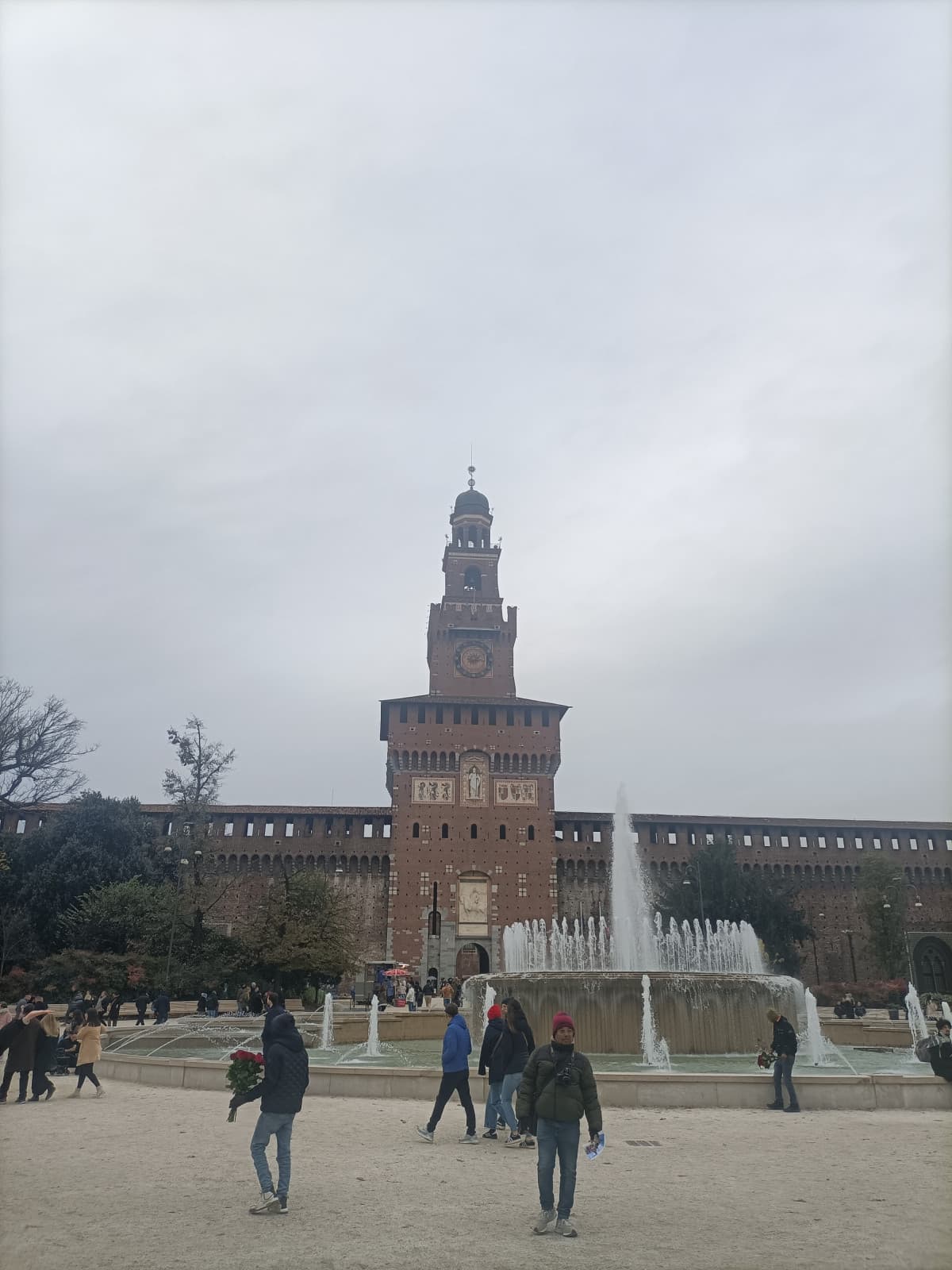 I milanesi nella storia lo hanno sempre odiato. Prima era simbolo del potere del Ducato di Milano, poi gli austriaci puntarono i cannoni sulla città.