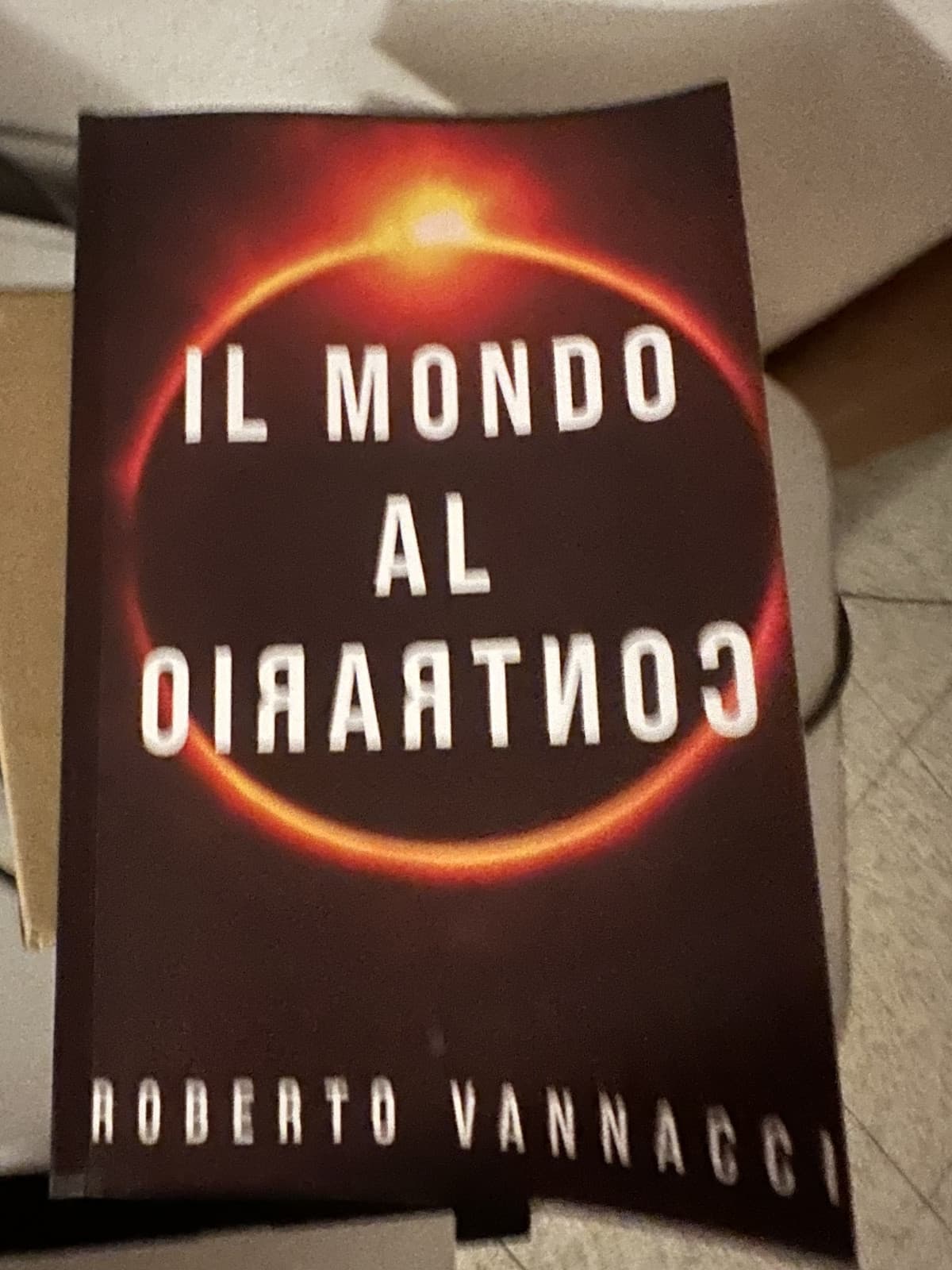 *oggi arriva un libro inaspettatamente*, mia madre non ne sapeva nulla, allora capisco che lo ha ordinato il suo fidanzato; poi vedo il libro e mi vergogno di averlo come genitore