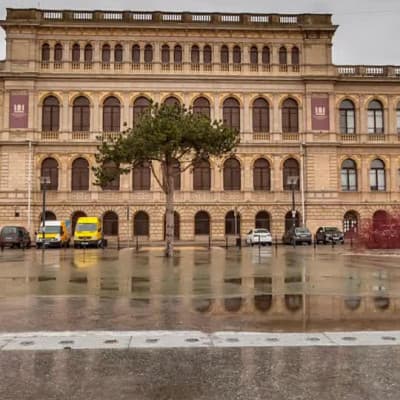 Che città bizzarra kaliningrad... Edifici antichi e spettacolari sparsi per la città, ma appena ti giri vedi questo... In pieno centro città 