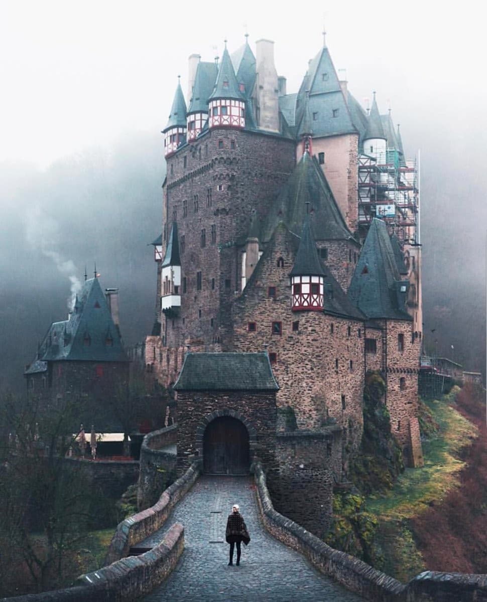 Castello di Eltz,Germania.quasi unico,perché mai stato distrutto,ma sempre modernizzato.cercatelo che ne vale! 