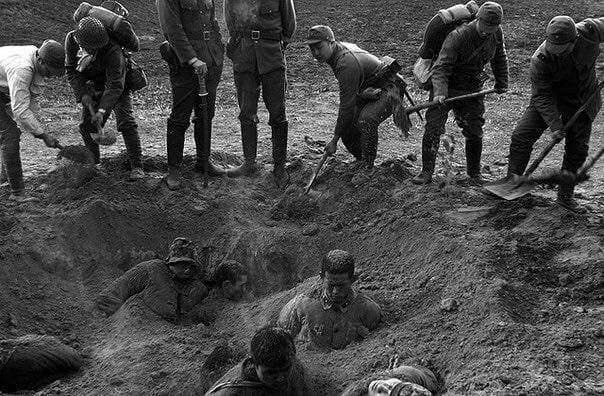 I giapponesi seppelliscono vivi i prigionieri di guerra cinesi. Guerra sino-giapponese. 1937
