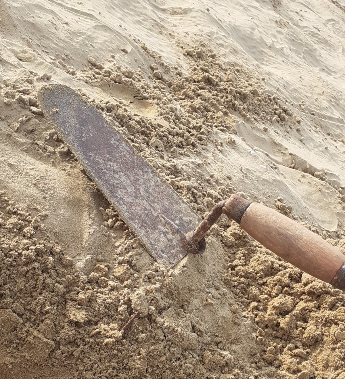 Facile voi a fa i fighi in spiaggia co e palette, i secchielli, i rastrellini, beccatevi sta cazzuola arrugginita de mi nonno che se poco poco ce passi il dito te piji il tetano tiè AAAARTEEE POVERA 