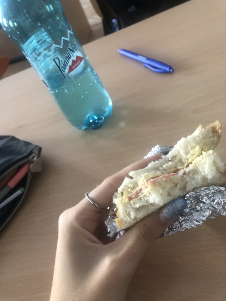 Sto mangiando e mi viene da piangere perché non è permesso alzarsi e dividere il cibo con le proprie amiche. Oggi sto davvero male 