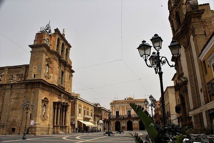 L'avrò già detto, ma una larghissima fetta degli insegretini (almeno di quelli che conosco) sta al nord. Regioni più popolate: Lombardia e Veneto. Andando verso il sud man mano siamo più rari. In Molise non c'è un cane. Poi qualcuno all'estero. Ci sta