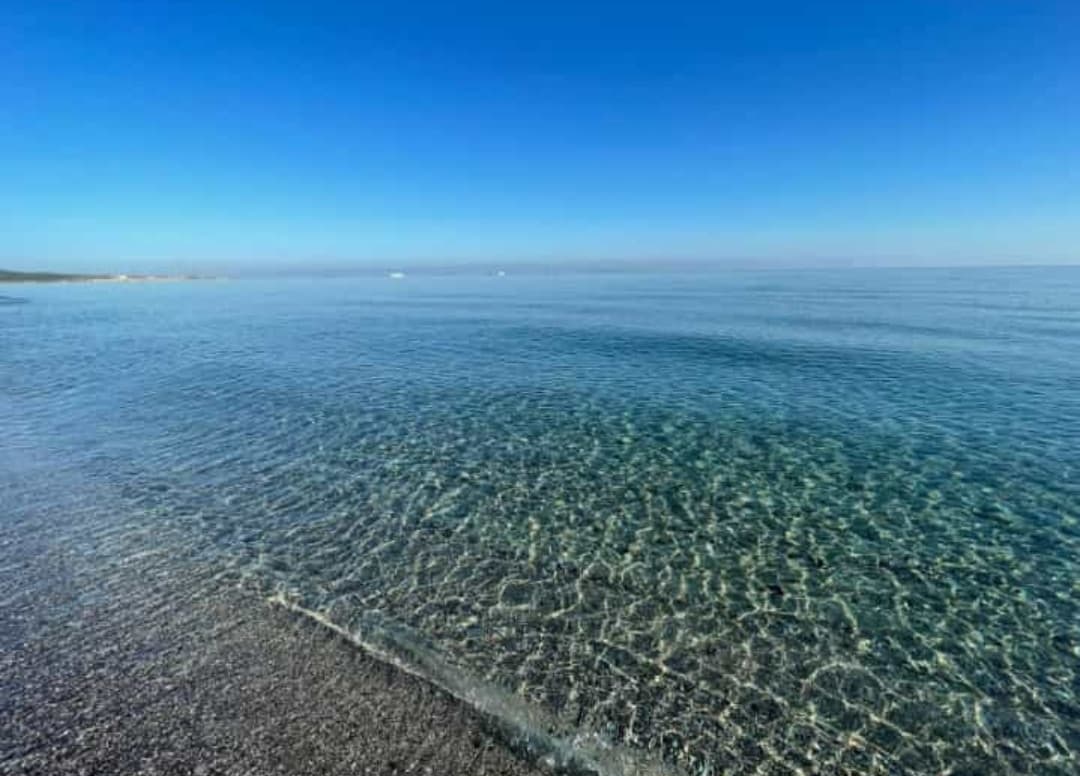 ovviamente vado al mare tutti i giorni, ieri l'unico giorno che non vado, il mare fa sempre cagare e giustamente ieri la mia amica mi manda questa foto 

