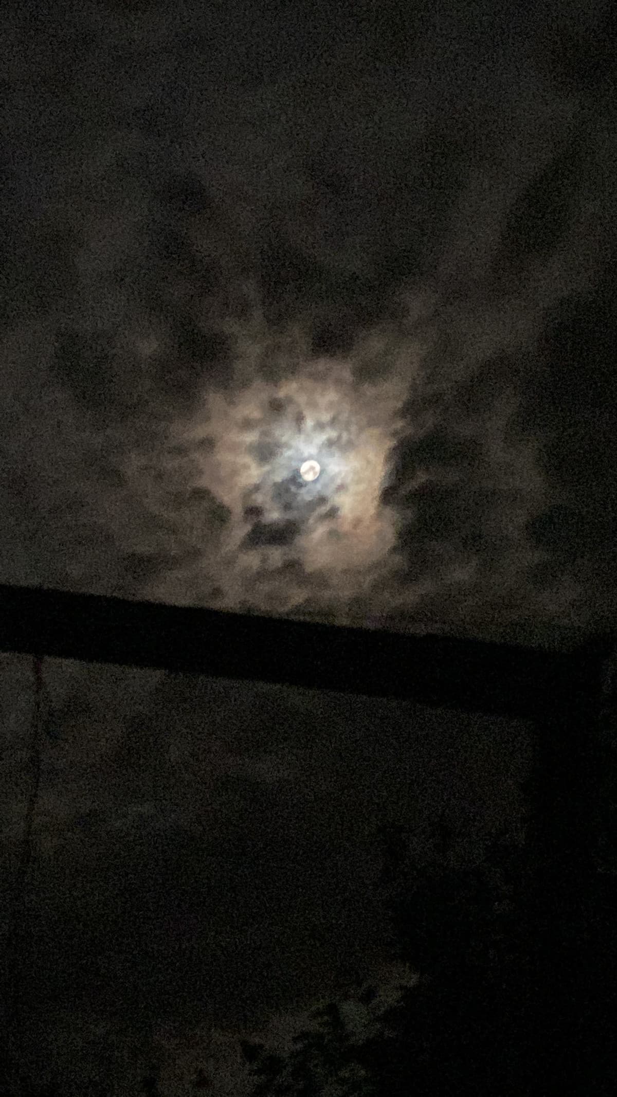 volevo mettere nelle storie una foto della luna ma questo è il risultato, le fa meglio il nintendo ds.