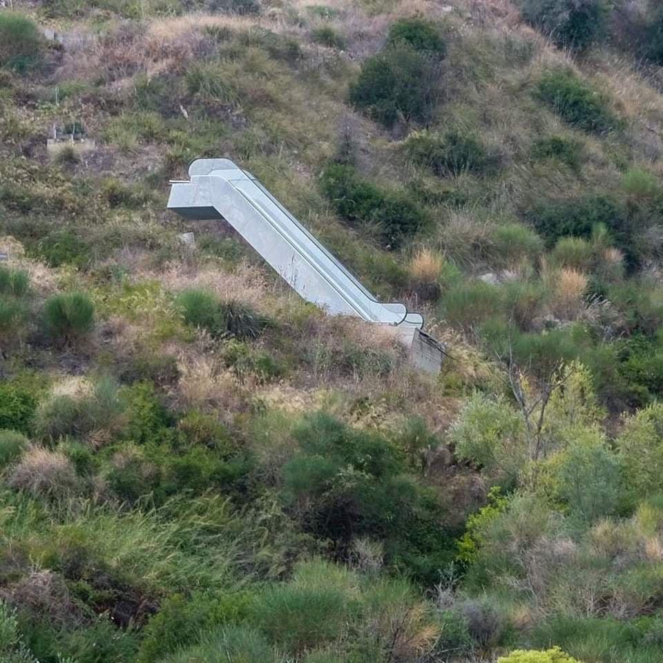 Nel paesino calabrese di Roseto Capo Spulico, in provincia di Cosenza, potete trovare una SCALA MOBILE in mezzo al nulla, opera iniziale di un centro commerciale che non è mai stato realizzato.