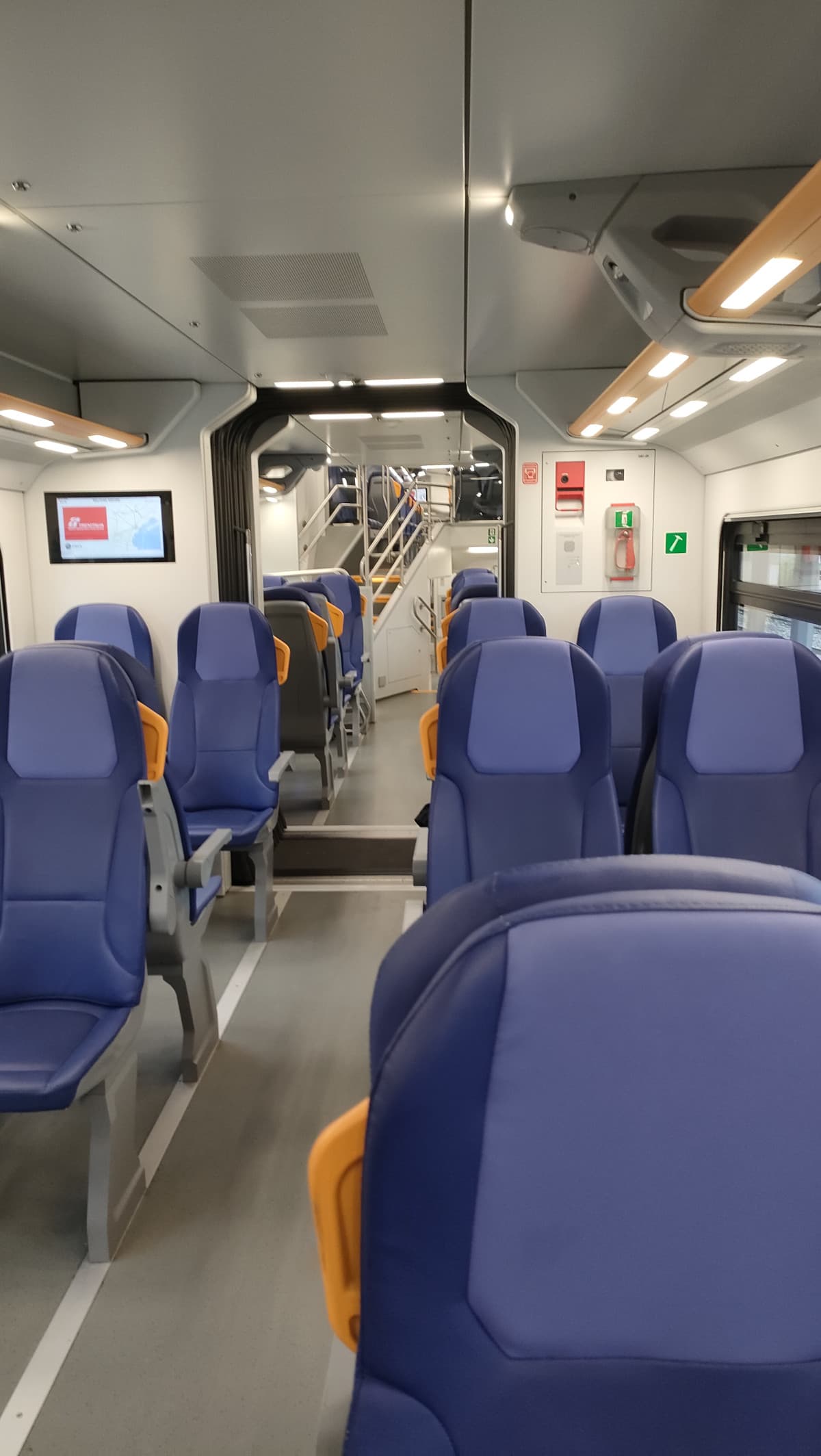 Sono l'unico a cui piace esplorare il treno quando è quasi vuoto? Si?