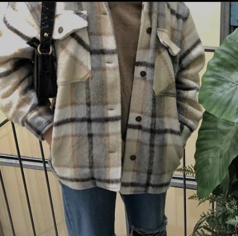 qualcuno sa come si chiama questa camicia pesante (è tipo in lana o comunque un materiale per l’inverno). Cioè è un gilet o proprio una camicia pesante?