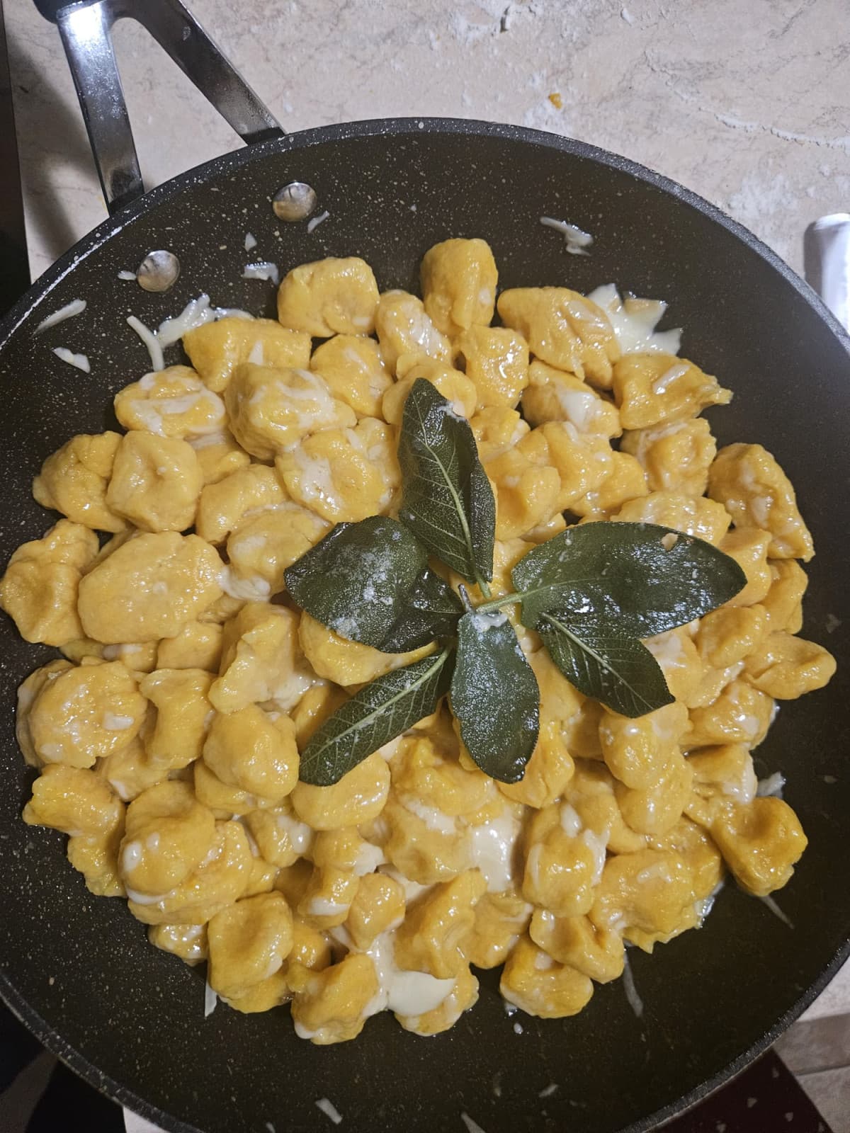 oggi ho cucinato gli gnocchi di zucca con burro e salvia 