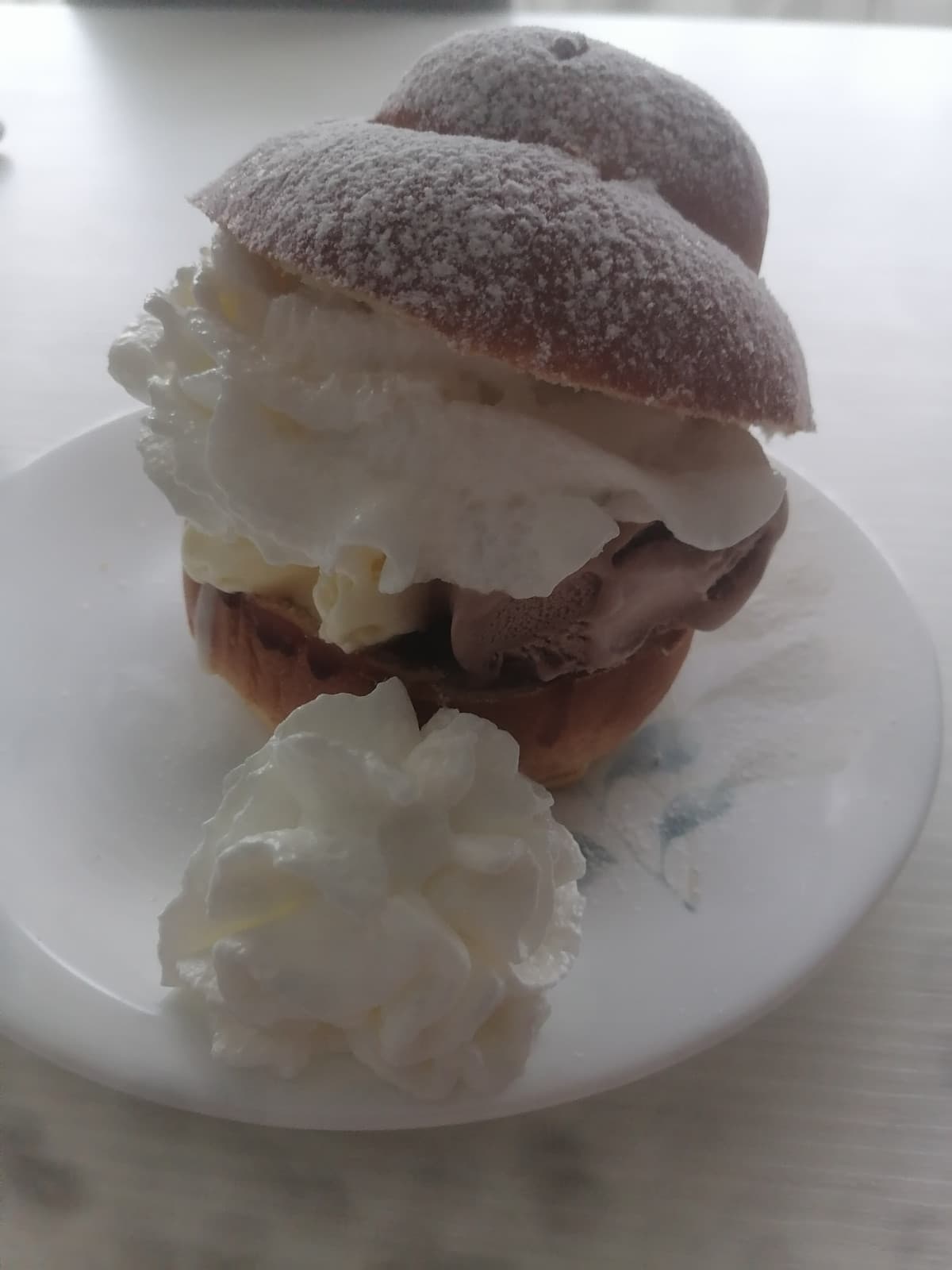 Brioche con il gelato