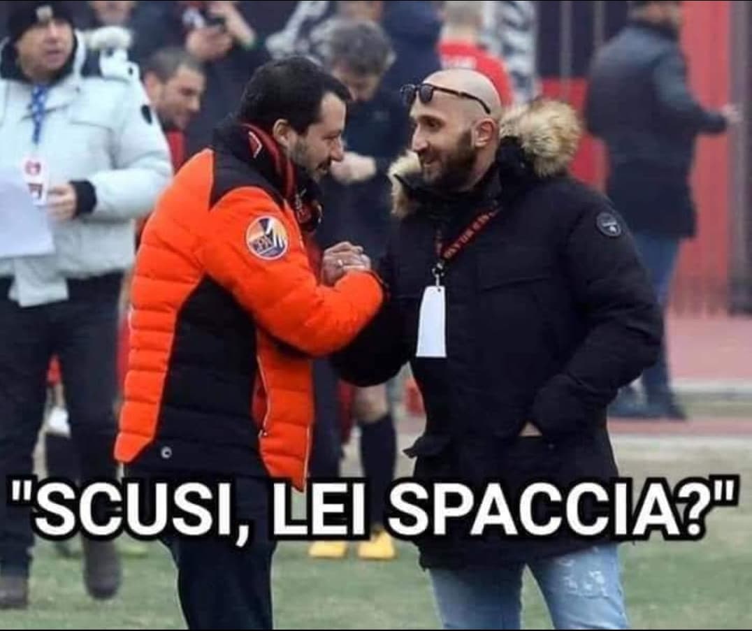 :) (il tizio a destra è Luca Lucci, ultras condannato per traffico di dr*ga)