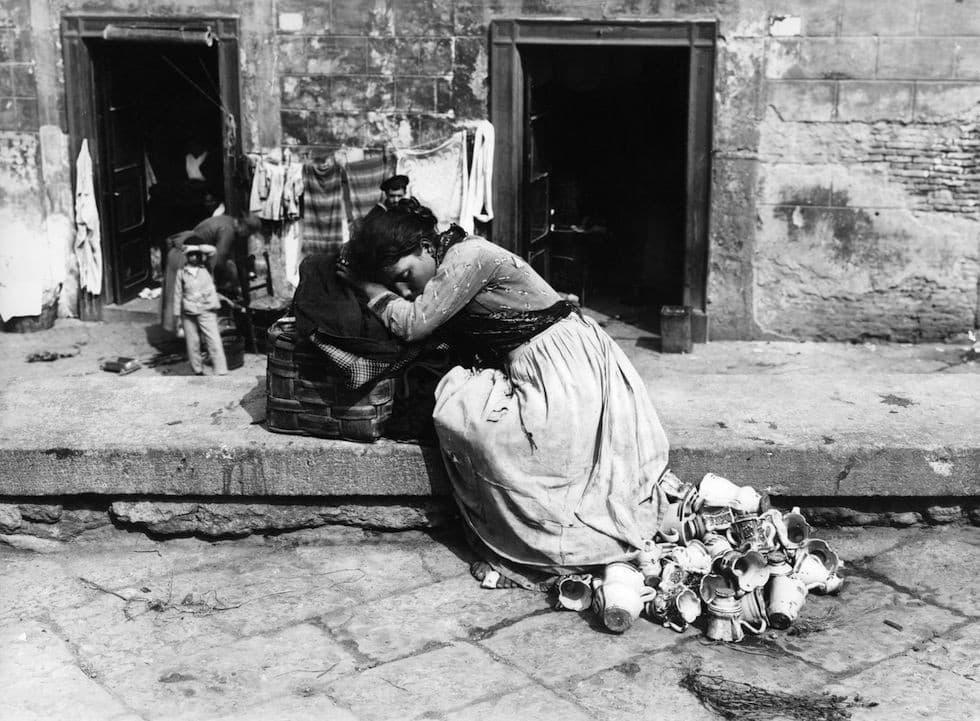 Napoli, 1885 circa, una ragazza che vende tazzine e altri oggetti di ceramica si riposa in una strada ? 