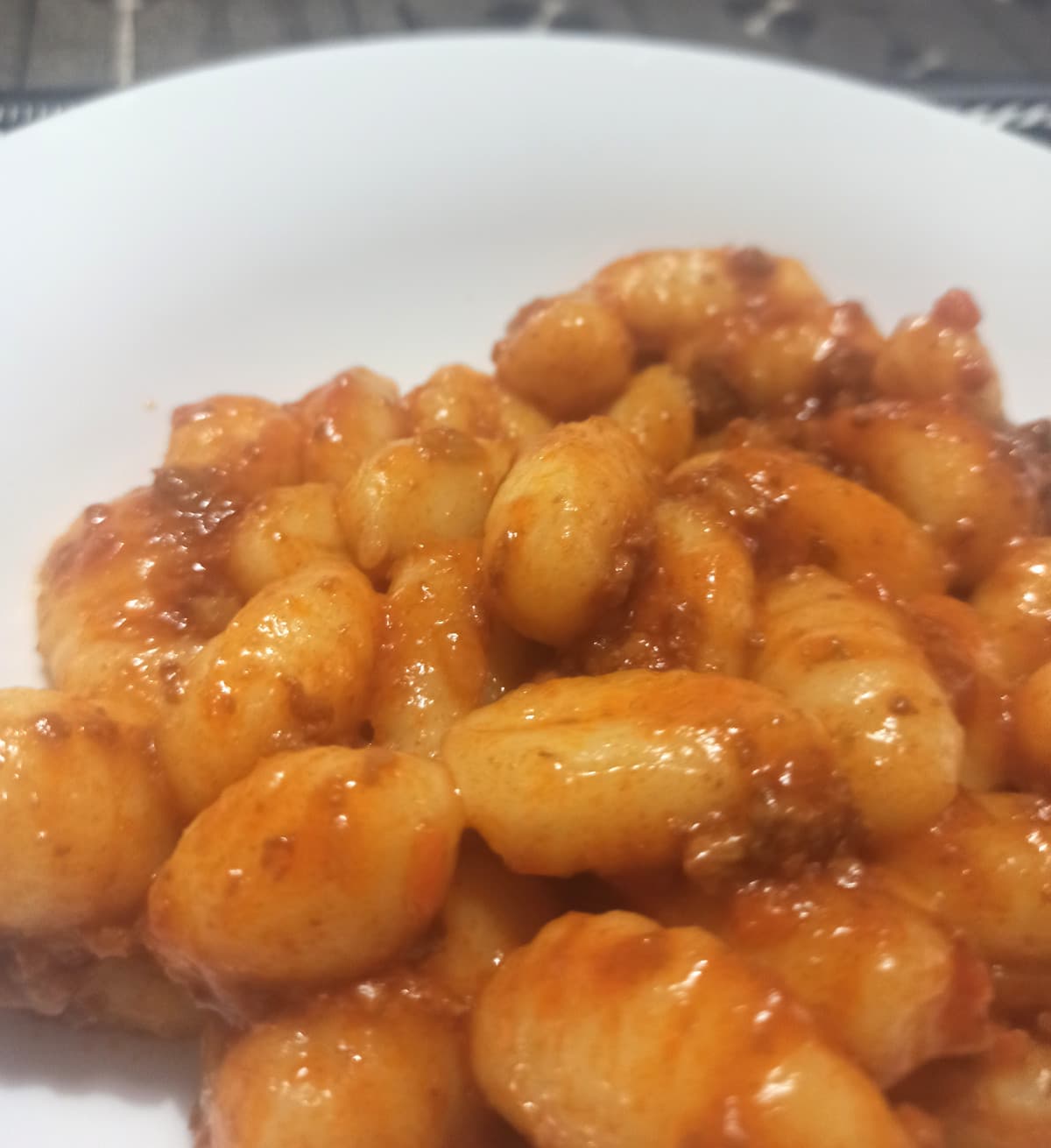 ogni giorno devo deliziarvi con le mie doti da cuoca alle prime armi. Questi sono gnocchi al ragù se non si capisse. ?