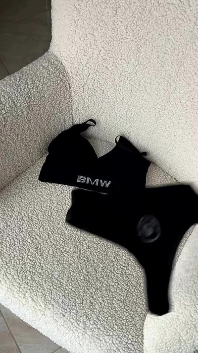 Oggi IG ha deciso di farmi vedere intimo femminile e gente che scopa. So cosa sta cercando di dirmi....che devo mettermi un tanga e reggiseno, giusto?