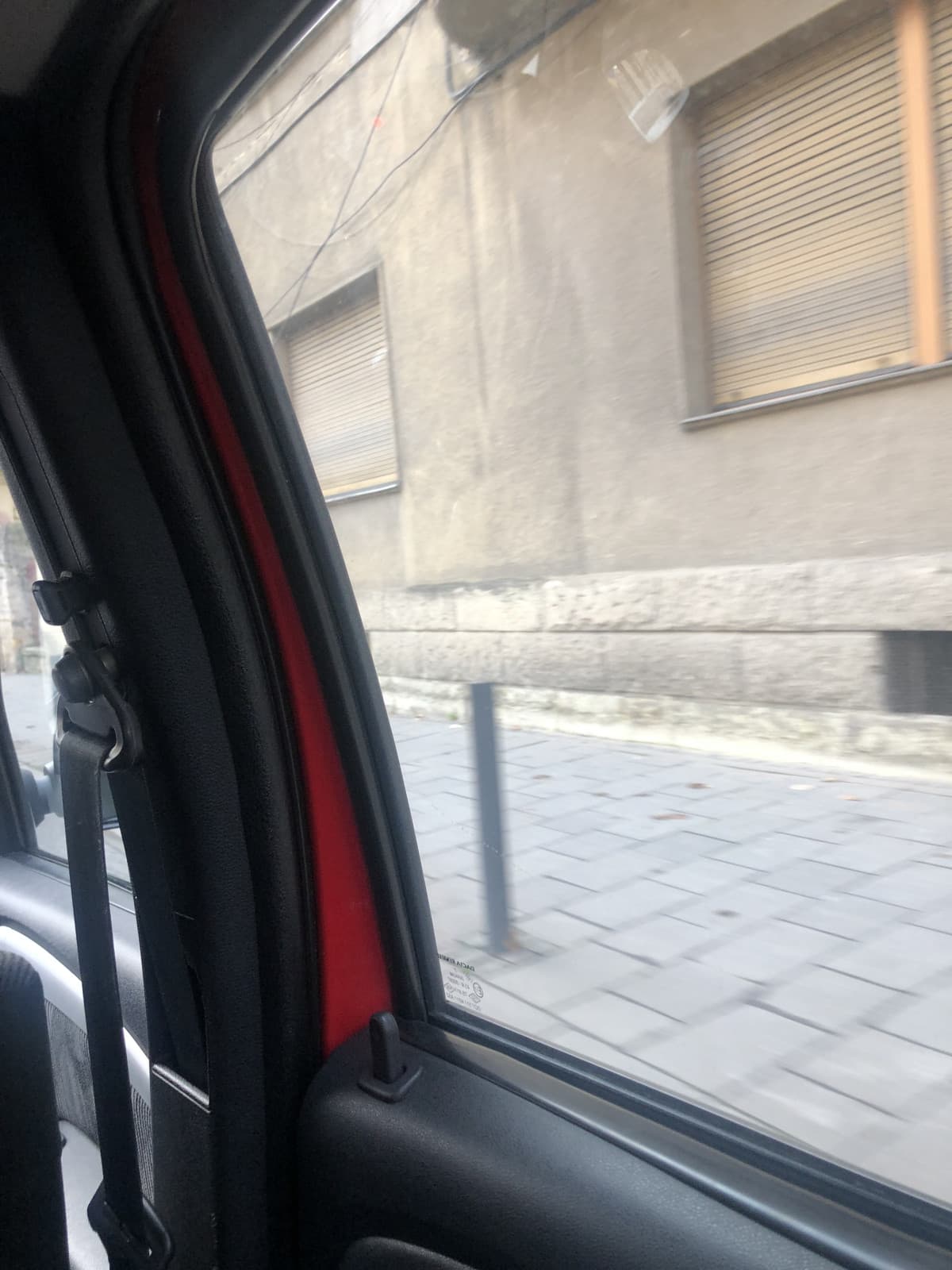 Ho la febbre e ho preso il taxi e voglio solo arrivare nel collegio e dormire perché sto davvero malissimo 