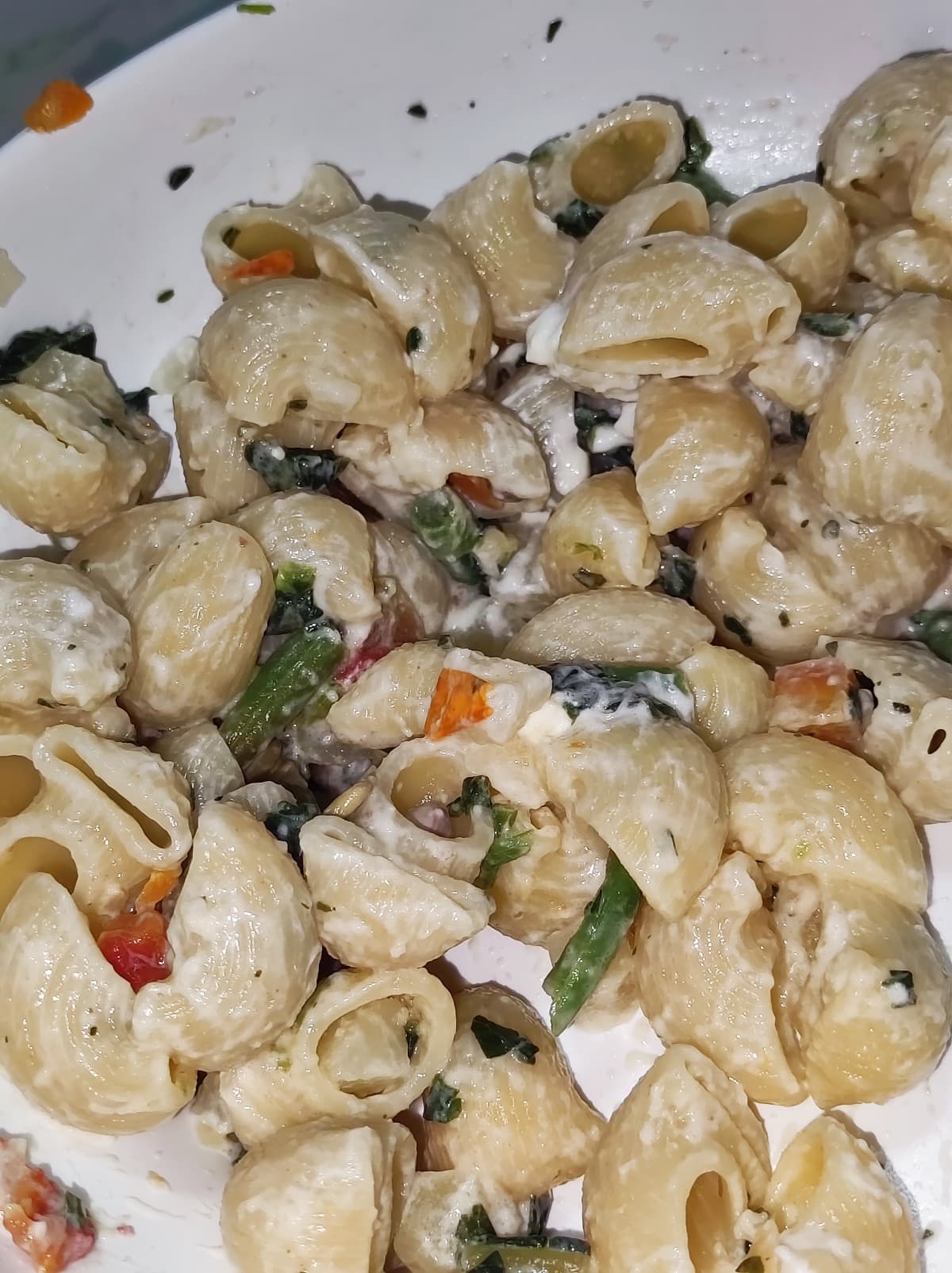 Cena di stasera (è un svuota frigo perciò poteva andarmi peggio) conchigliette con verdure e Philadelphia.