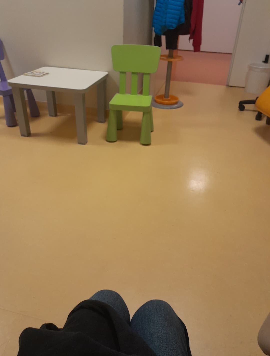 sono in ospedale e di fianco a me c'è una ragazza che sta malissimo 