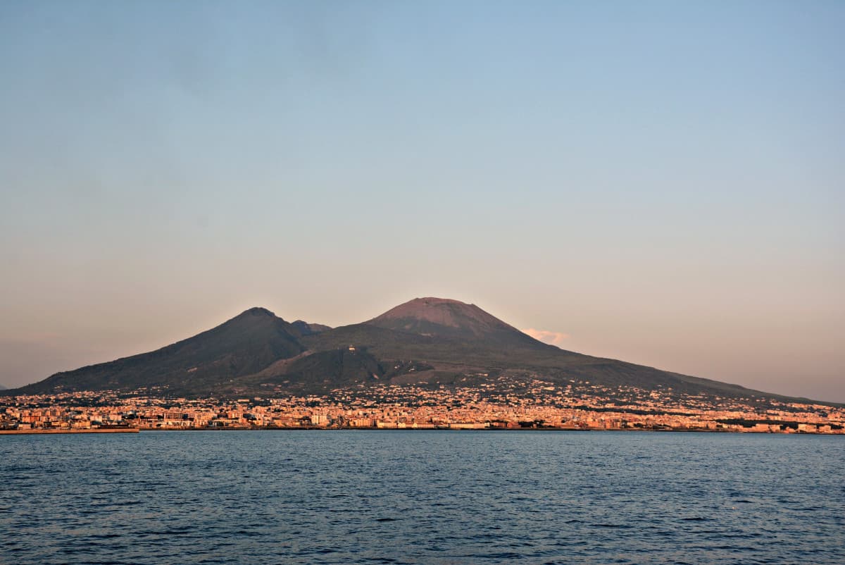 Seconda proposta da Presidentessa del cosiglio: abolire il Vesuvio per evitare che erutti. Vota intelligente, vota Eva.