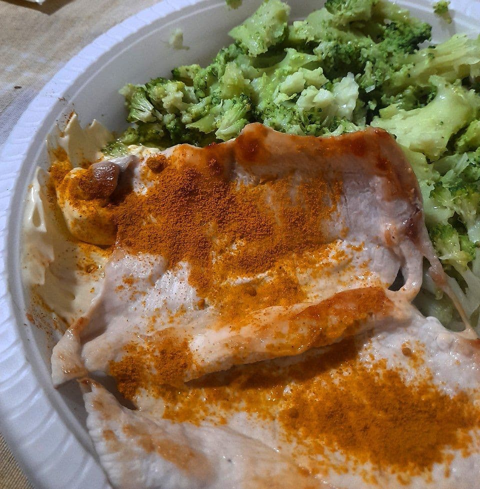 Petto di pollo, broccoli, un cucchiaino di maio