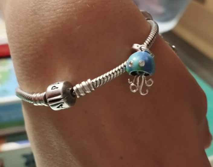 È troppo carino😍(è un charm pandora). Me l'hanno regalato i miei per Pasqua. Lo adoro😂😍