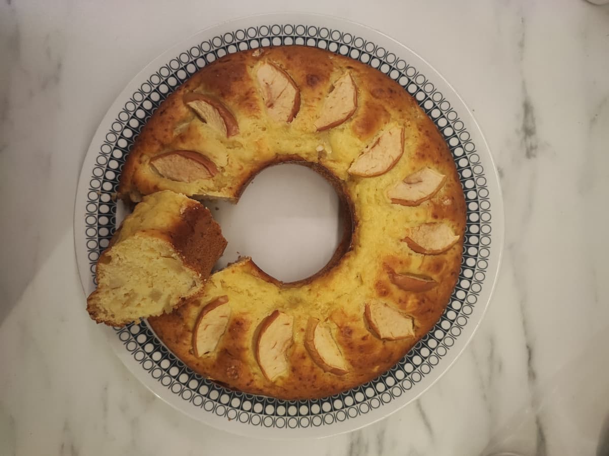 Quando fuori piove,accendo una candela, metto su un po' di musica e cucino..
Et voilà..
Torta di mele e ricotta.