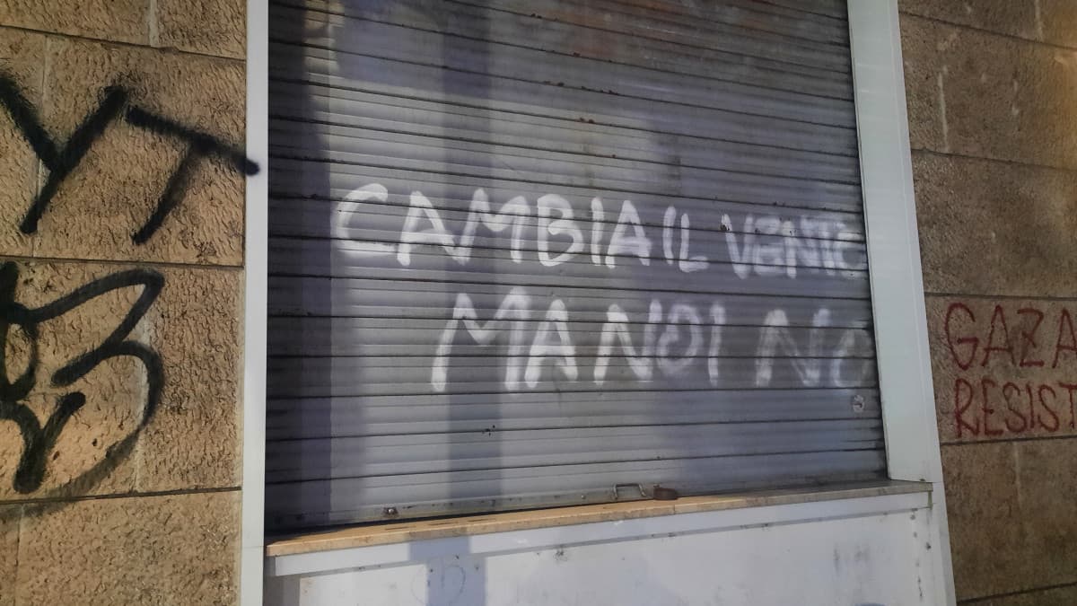 "Cambia il vento ma noi no" stavo camminando e vedo questa scritta, anche se non romanzata o poetica, mi ha fatto molto riflettere