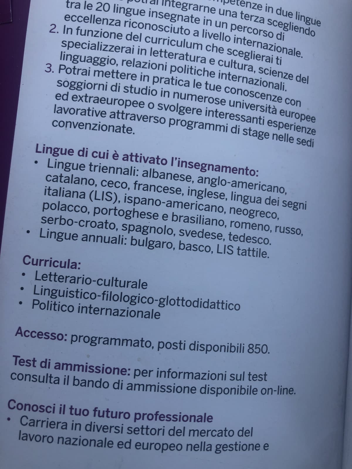 Raga sono indecise su quale lingua scegliere all’università Ahahaha 