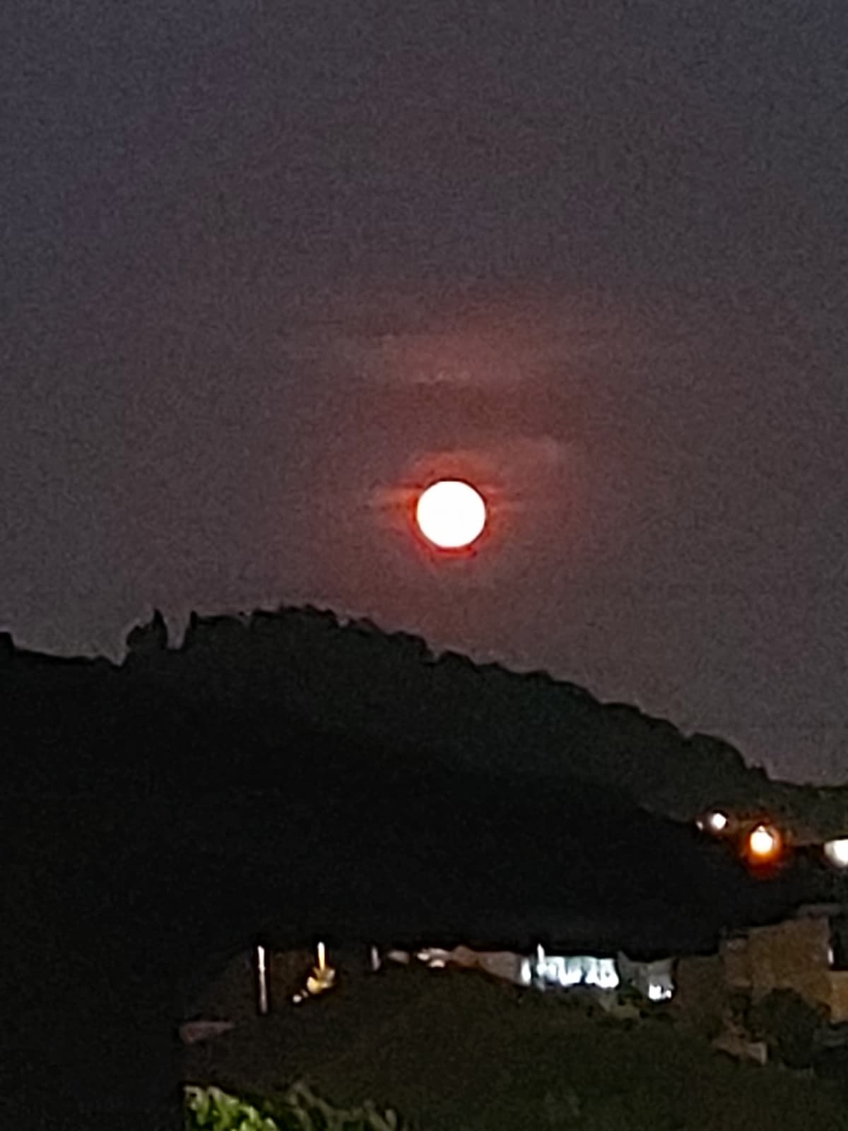 Raga pls uscite a guardare la luna perché è stupenda ♡?