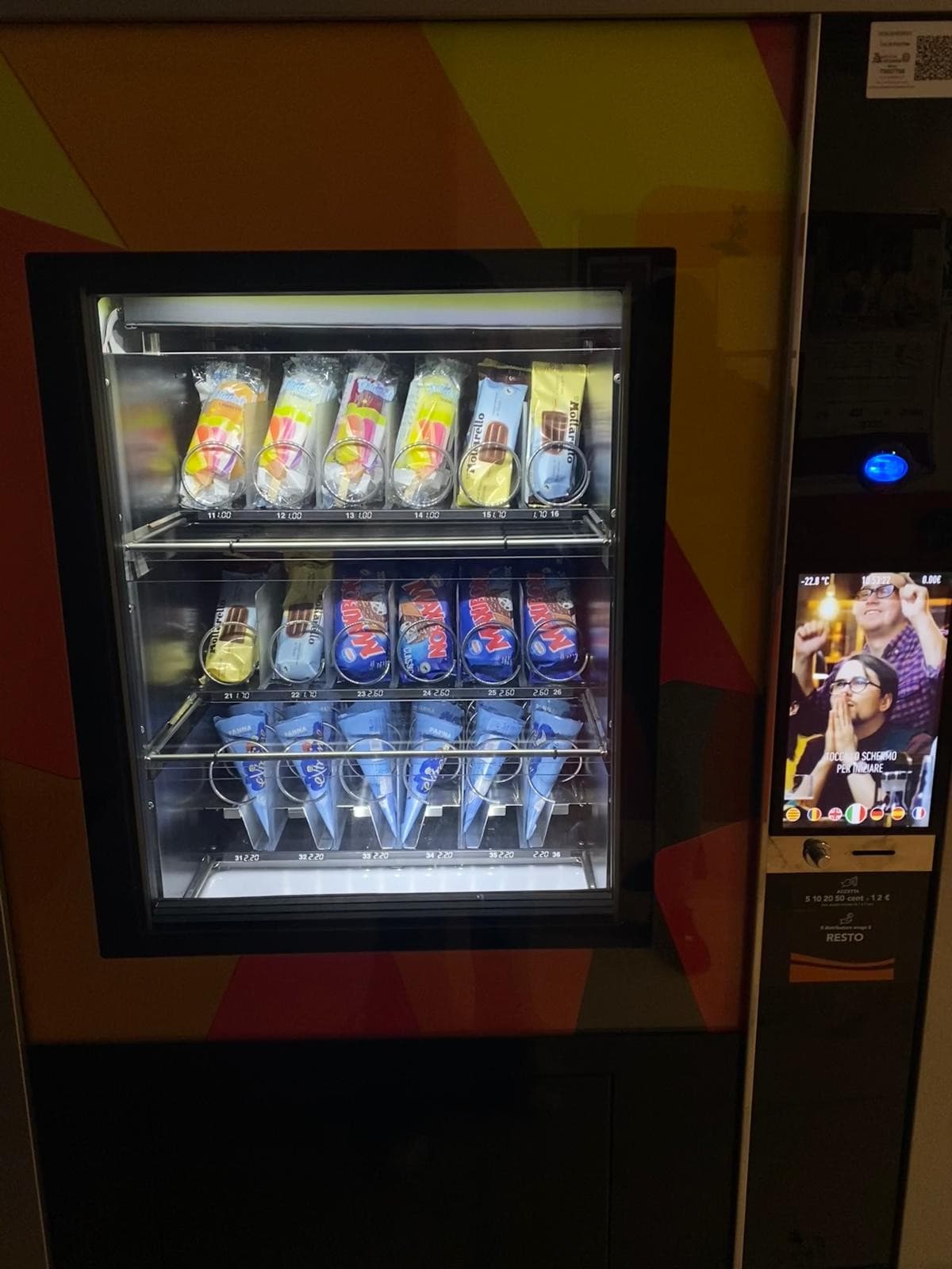 in una scuola in cui mancano i fondi pure per la carta igienica, le priorità sono le macchinette coi gelati, a dicembre. 