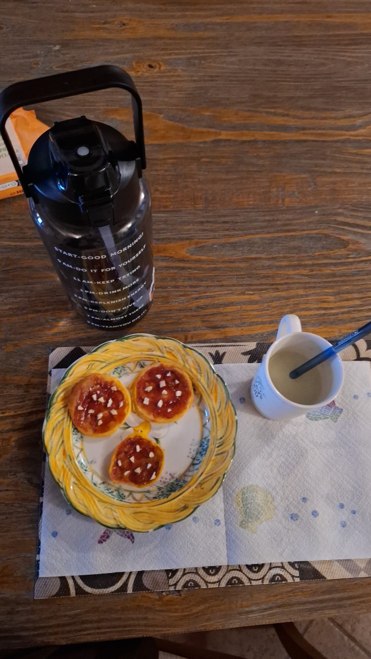 Ciao, mi voglio vantare della mia colazione: matcha + pancakes alle carote con marmellata senza zuccheri aggiunti e mandorle🥰