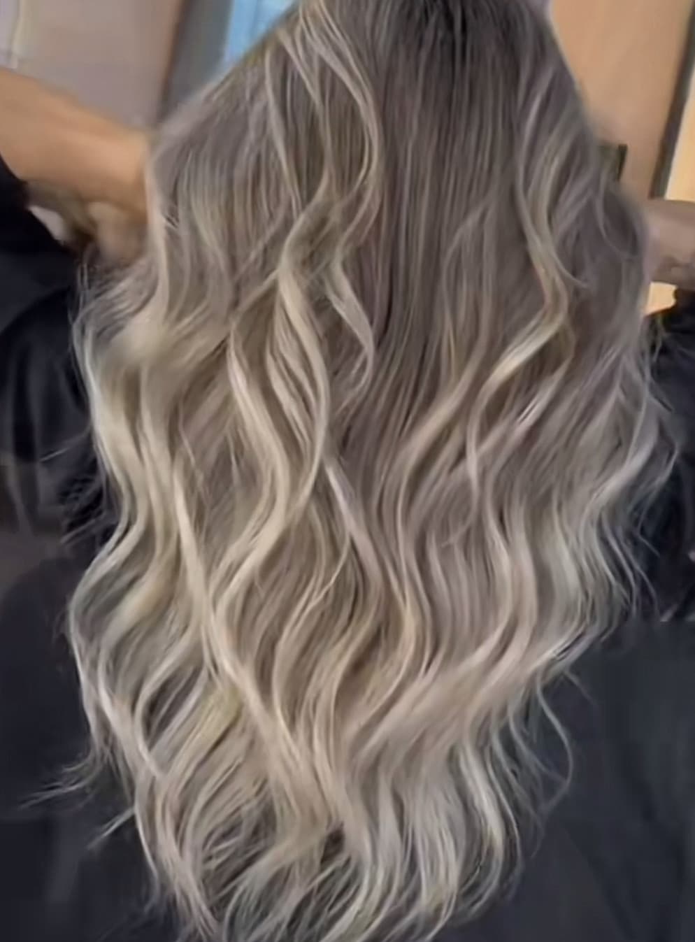 Voglio farmi un balayage come questo perché sono annoiata ma ho i capelli rovinatissimi, se li tocco divento Claudio Bisio😭😭😭