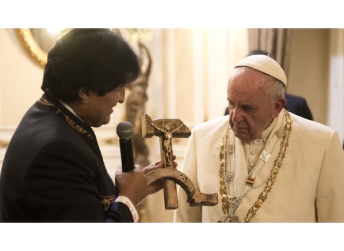 IL BIZZARRO CROCIFISSO CHE IL PRESIDENTE DELLA BOLIVIA EVO MORALES HA REGALATO A PAPA FRANCESCO NEL 2015 