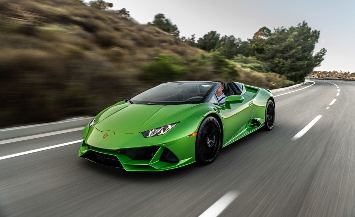 Lamborghini Huracan Evo Spider rigorosamente verde Mantis. Motore V10 da 5.2L aspirato, 640CV e 4 ruote motrici e sterzanti. La mia macchina preferita