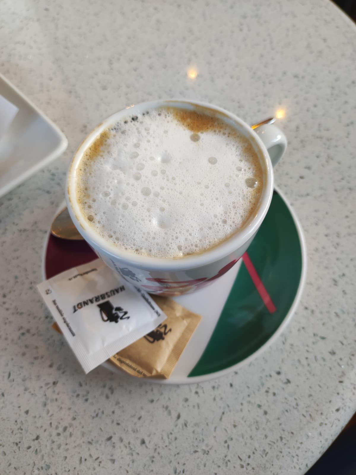 Andare al bar per fare colazione e farsi servire un cappuccino del genere. Buongiorno.