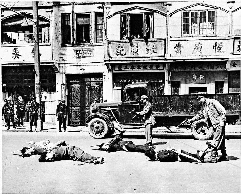 La polizia di Shanghai spara ai comunisti arrestati, 1949‌‌

