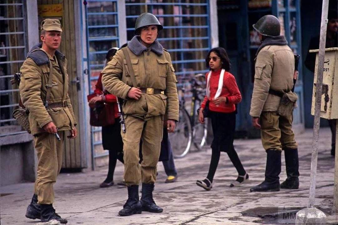 Soldati sovietici in strada a Kabul. Afghanistan, 1988. (Descrizione) 