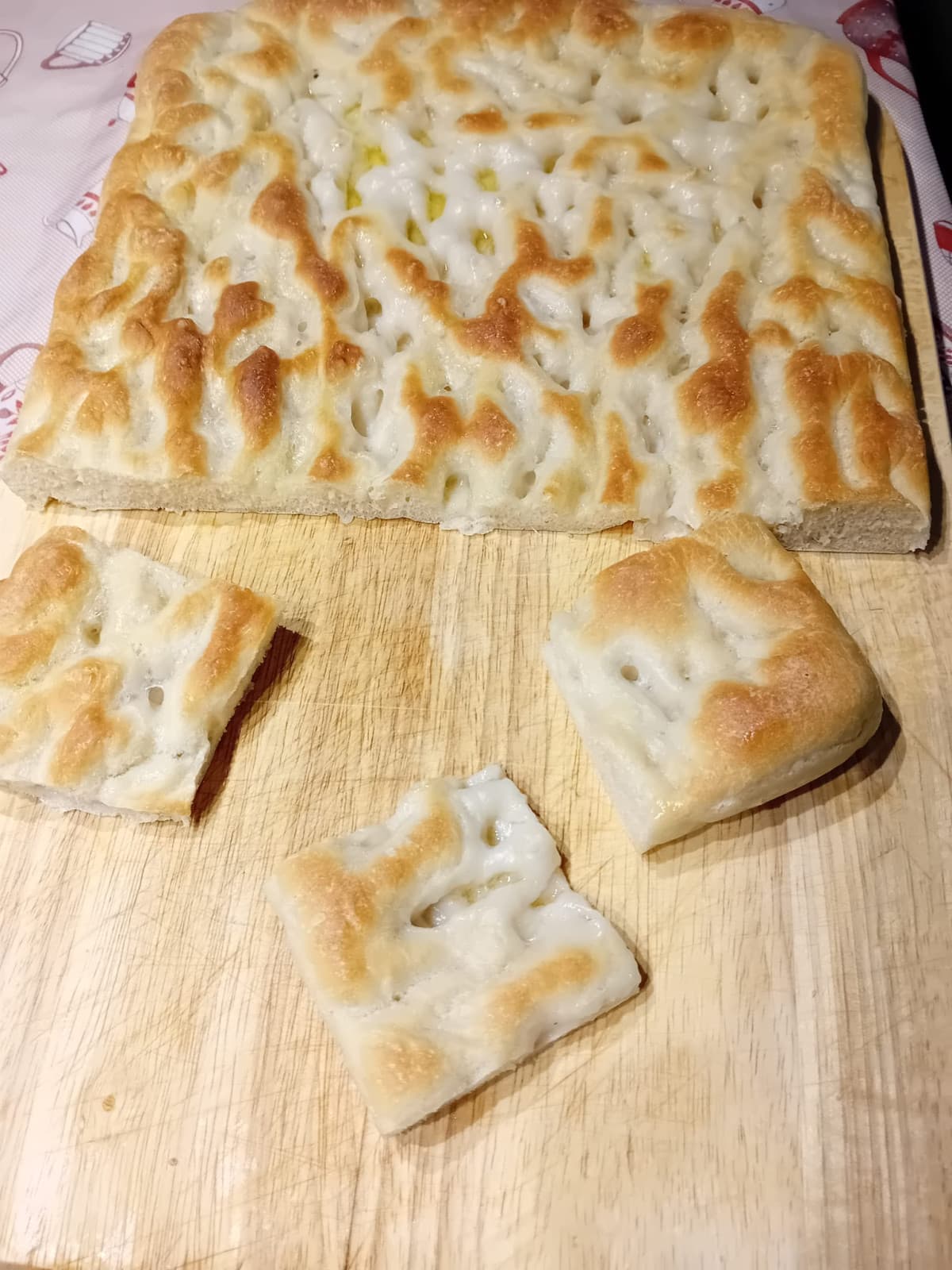 Ora vi do un buon motivo per tirarmi uno scappellotto (la focaccia é a scopo puramente decorativo perché non c'entra un ca ma non sapevo cosa mettere)