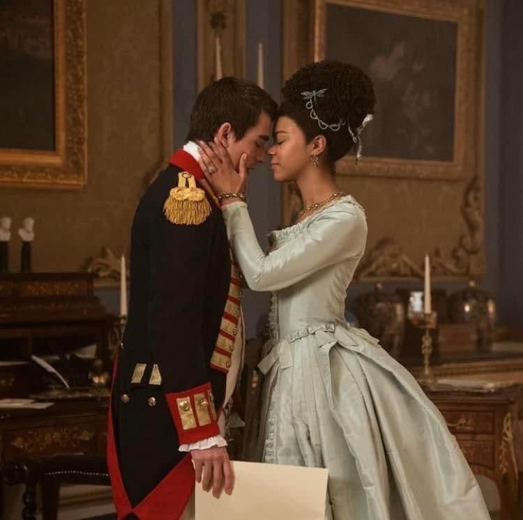 mi fa ridere il fatto che io abbia visto la seconda stagione di una serie che non mi ha mai entusiasmato, accorgendomene quasi alla fine. Si ragazzi, la regina Carlotta di Bridgerton >>> Bridgerton