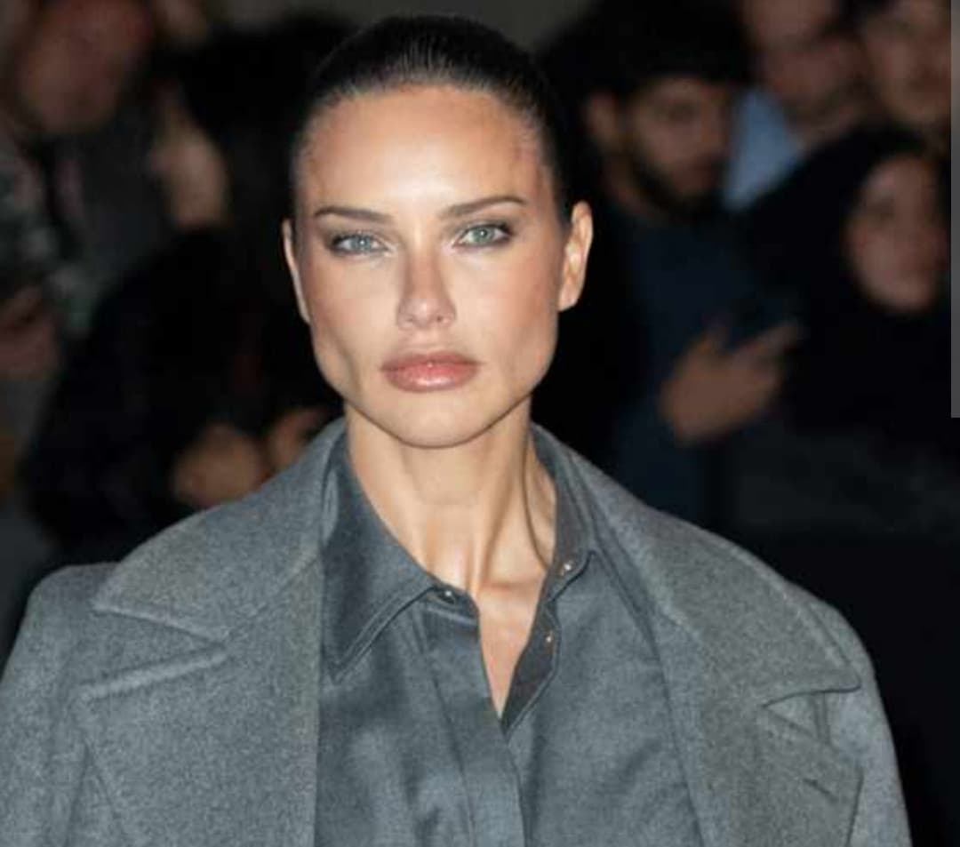 La mia teoria del complotto è che Adriana Lima sta su tiktok e sui siti di incel e ha scoperto dhe secondo loro ha una weak jawline e qujnd