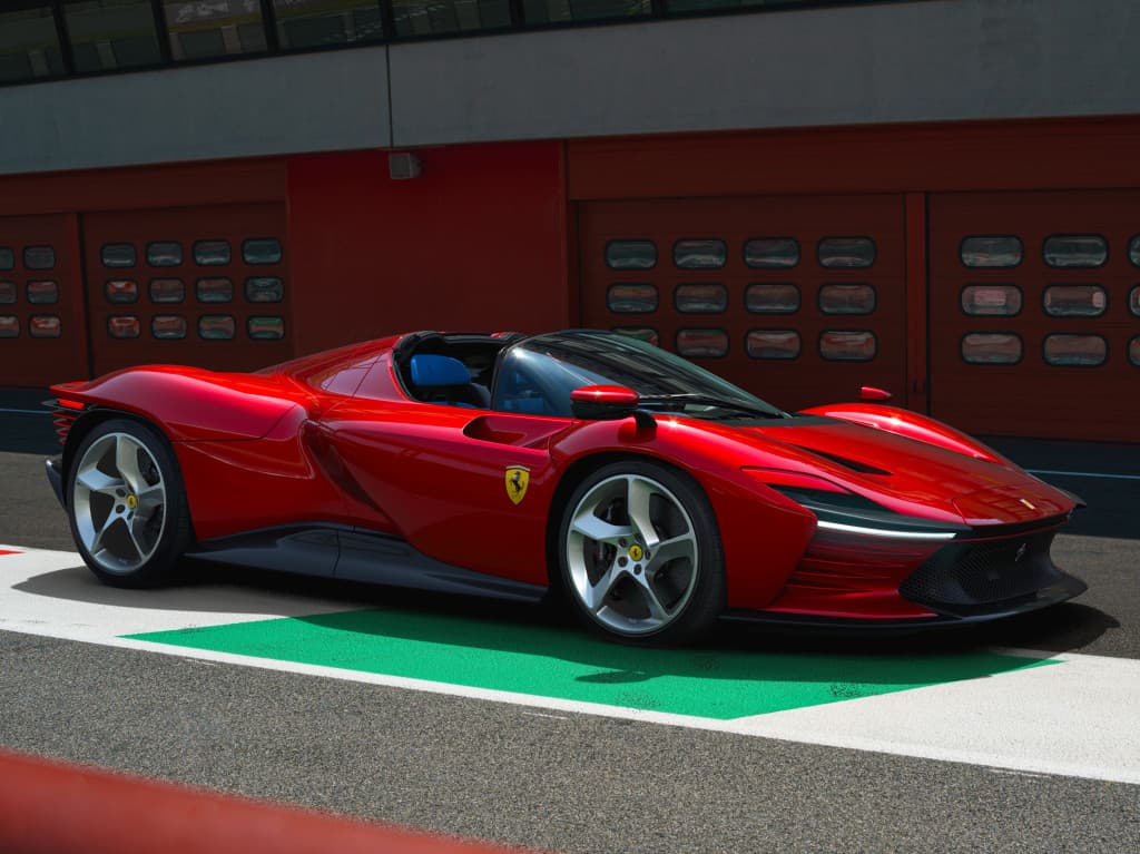37°puntata di Autonotizie con protagonista l'ultima auto del cavallino rampante, la nuova Ferrari Daytona SP3.