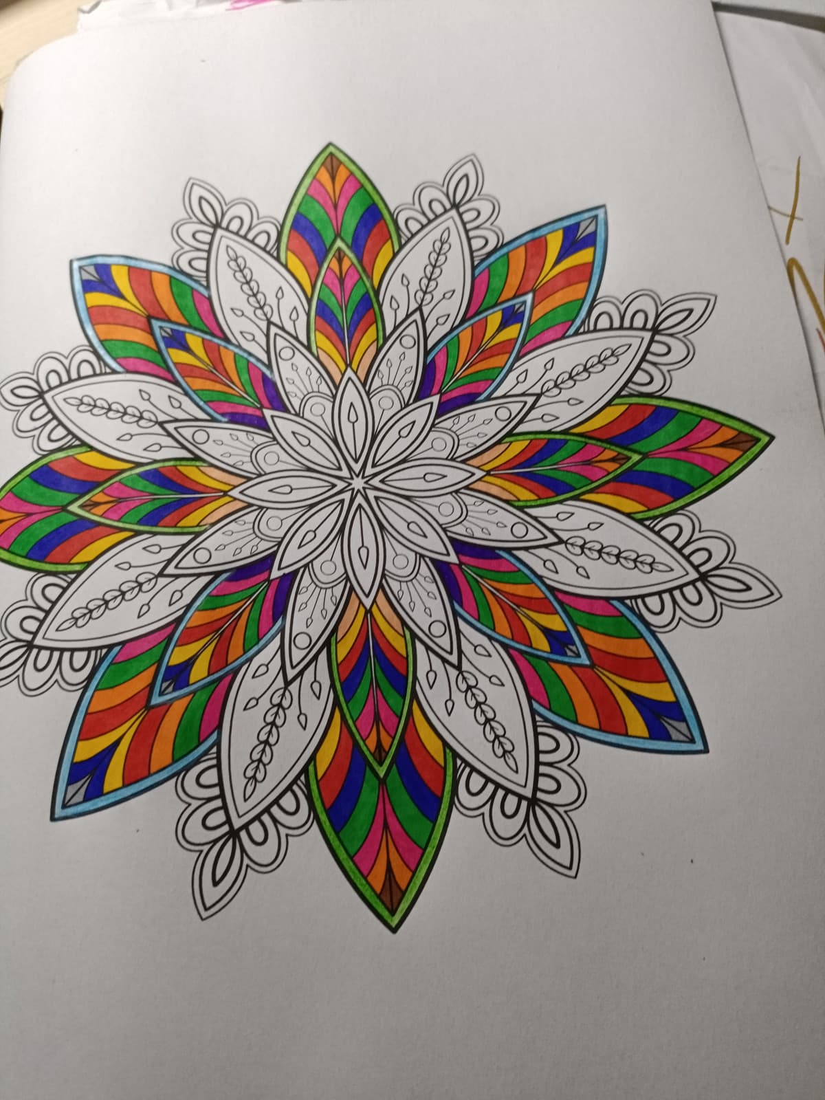 Il problema di colorare mandala è che dici , ne coloro solo un altro e alle 2 sei ancora qui