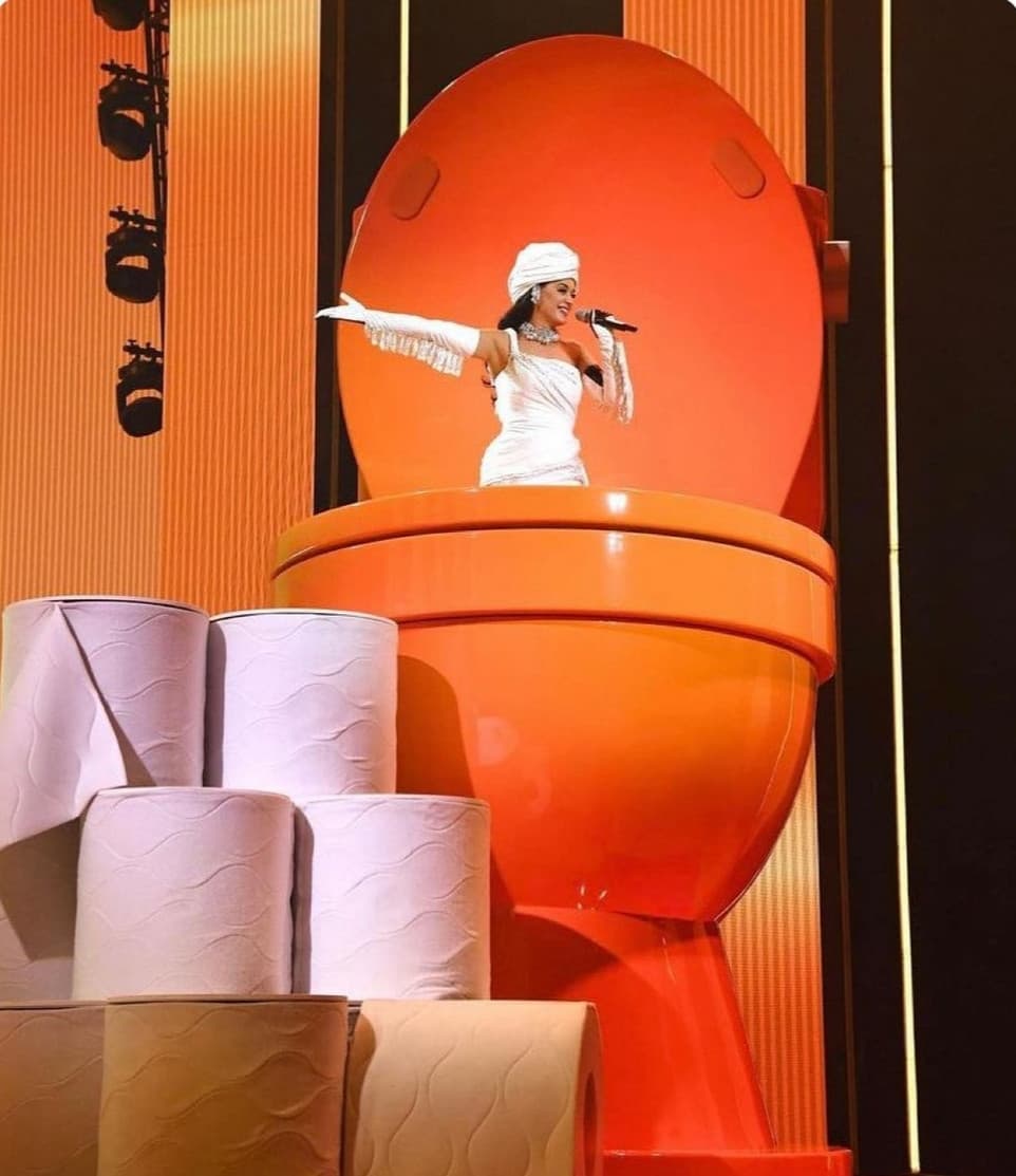 Performance di Katy in un water arancione gigante = best performance di tutti i tempi
