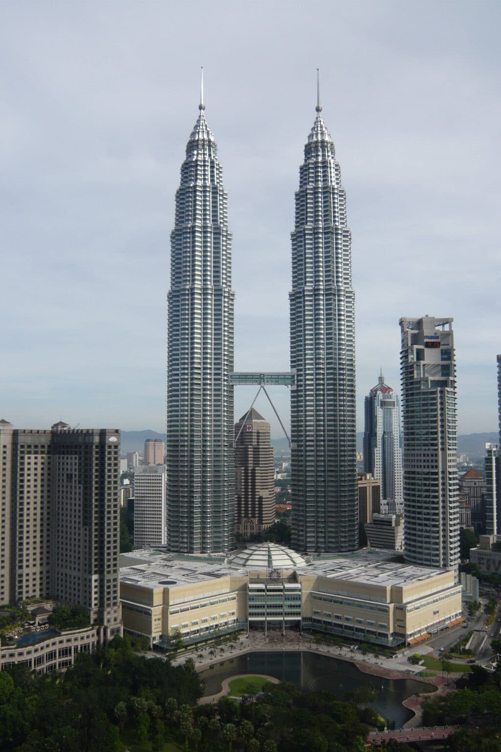 #architettura Le Petronas Towers di Kuala Lumpur: le torri gemelle più alte del mondo